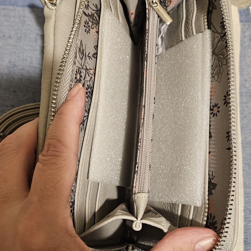 Slate Crossbody With Kisslock By K-carroll - Picture 4 of 5